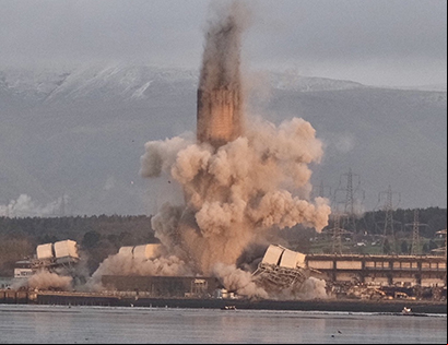 La chimenea de la central térmica de Longannet, Escocia, durante su demolición