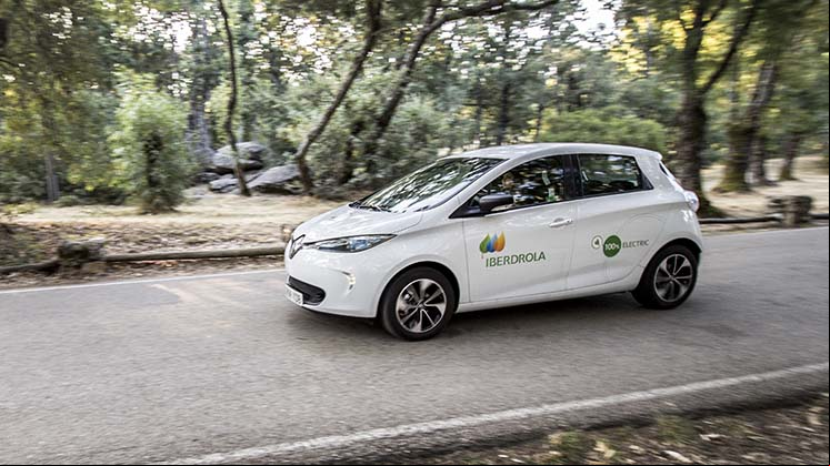 Today's electric vehicles make it possible to travel daily distances in the city and require recharging for longer journeys.