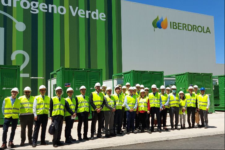 Una de las delegaciones que han visitado la planta de hidrógeno verde de Iberdrola en Puertollano