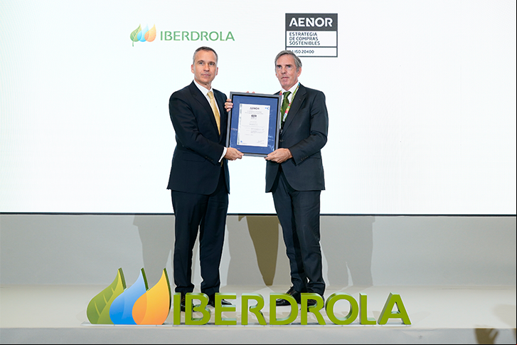 Rafael García Meiro, CEO da AENOR, entrega a certificação para Asís Canales, Diretor Global de Pessoas e Serviços do Grupo Iberdrola.