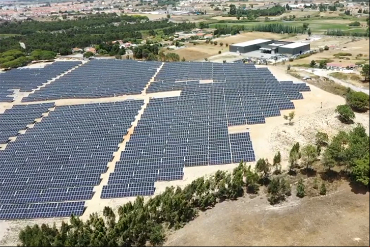 A Iberdrola continua avançando no desenvolvimento de seus projetos renováveis em Portugal. A empresa iniciou os trabalhos para a instalação do complexo fotovoltaico Montechoro I e II, com 11,57 e 25 MW, respectivamente, na cidade de Albufeira, no sul de Portugal.
