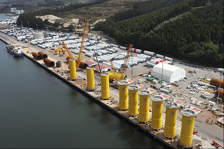 Peças de transição da Windar no porto de Avilés.