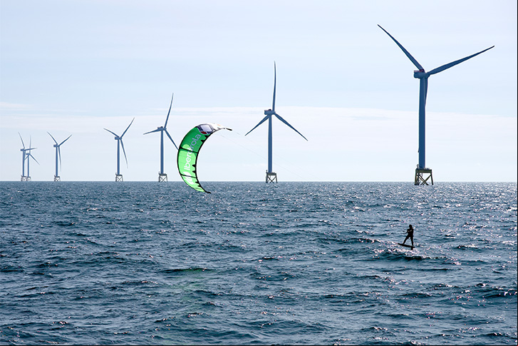 Gisela Pulido veleja entre aerogeradores no parque eólico 'offshore' East Anglia One