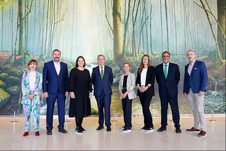 De izda a dcha: Estíbaliz Goñi, directora de Procesos y Tecnología de Iberdrola; Agustín Delgado, director de Innovación Iberdrola; Carolien Oey, directora de Marketing Enlite Europe; Asís Canales, director de Personas y Servicios de Iberdrola; Joanne Wall, directora de Eventos de Enlit Europe; Elisabeth Brusse, directora Gerente de Enlite Europe; Javier Arriola, director de la Región Norte de i-DE; y Paddy Young, director Enlit Europe.