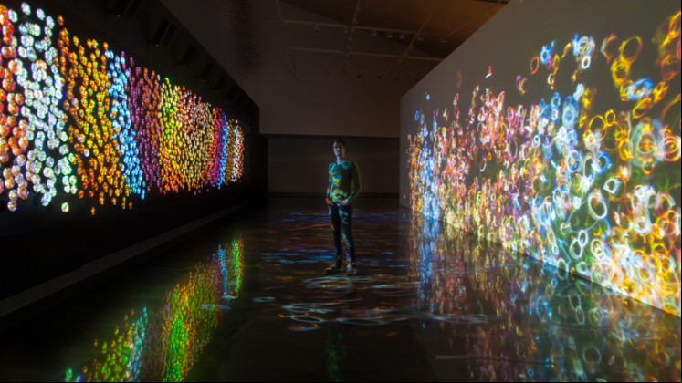Daniel Canogar no Museu da Universidade de Navarra (© Manuel Castells).