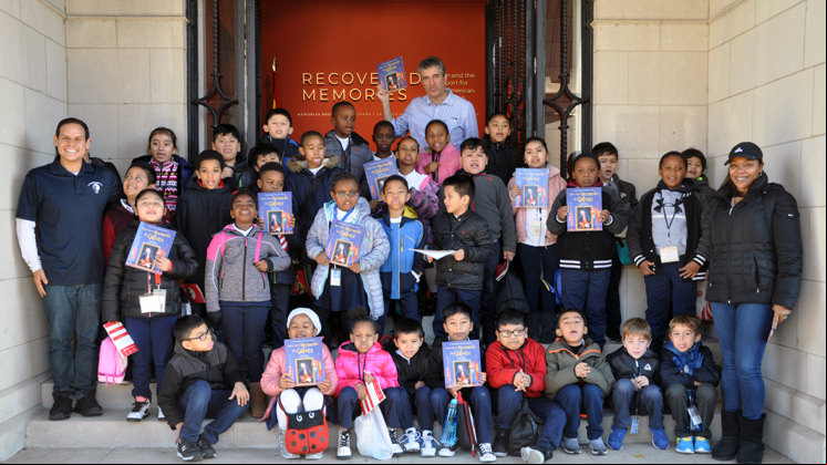 Guillermo Fesser ameniza la visita de los colegiales a la exposición 'Recovered Memories' con su charla 'Conoce a Bernardo de Gálvez'.