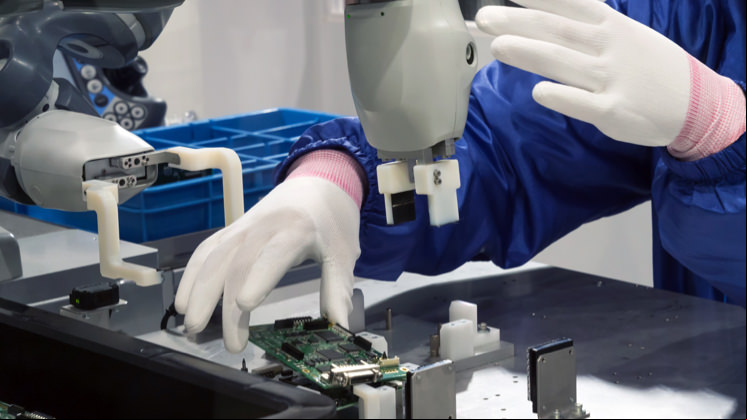 Os 'cobots' compartilham o posto de trabalho com os funcionários, colaborando, manobrando e interagindo com eles.