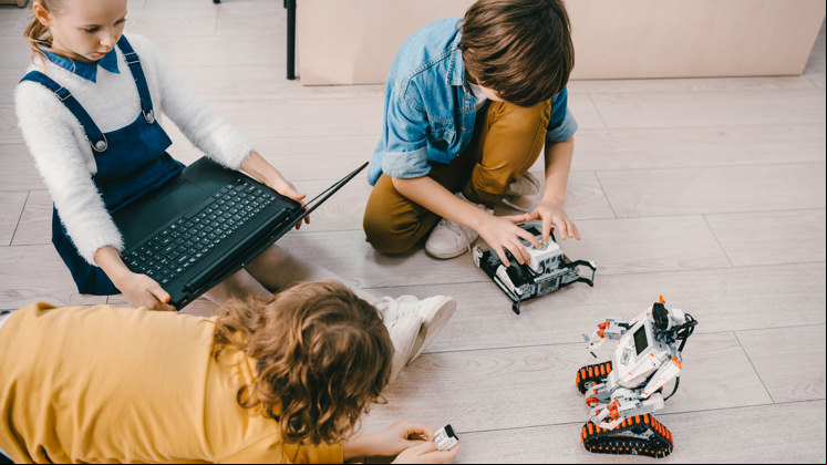 La robótica educativa permite construir y programar de forma sencilla un robot.