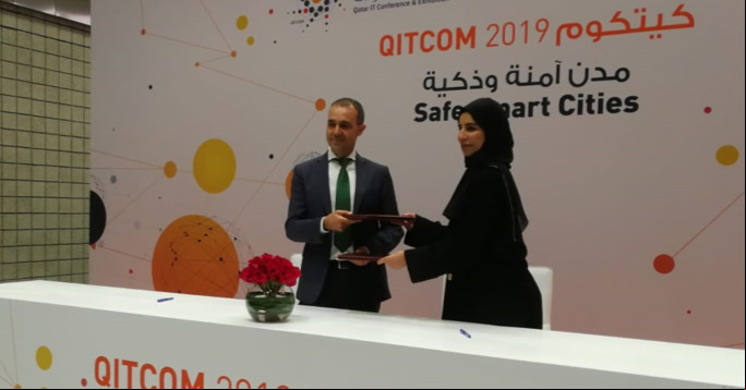 Santiago Bañales, Managing Director of Iberdrola Innovation Middle East, and Reem Al Mansoori, from the Qatari Ministry of Transport and Communications.