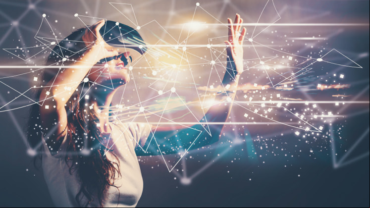 Mujer con gafas de Realidad Virtual.