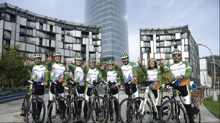El equipo Iberdrola al inicio del viaje, en las proximidades de la Torre Iberdrola (Bilbao).