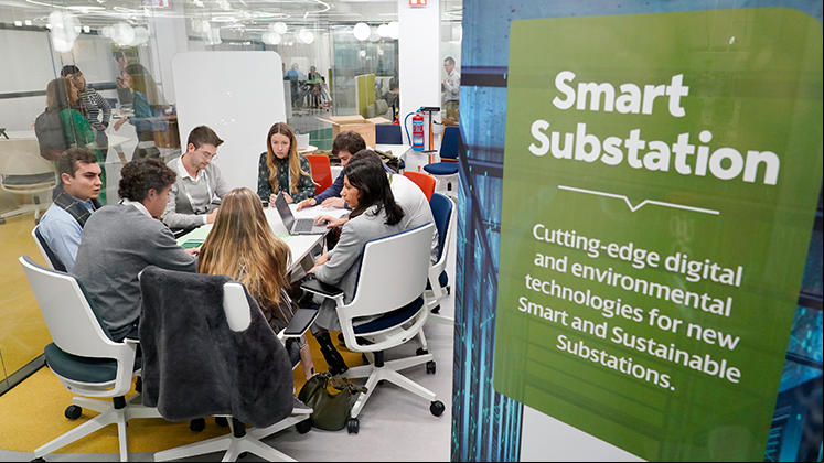 El centro cuenta con laboratorios, una sala de desarrollo de proyectos y otra de desarrollo creativo, puestos de trabajo individuales y área de 'coworking', además de un anfiteatro para presentaciones y formación.