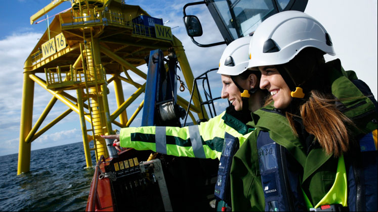 Duas empregadas da Iberdrola nas instalações do parque eólico offshore de Wikinger.