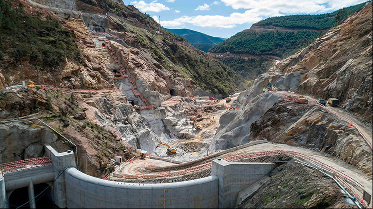 Obras de construção do Alto Támega.