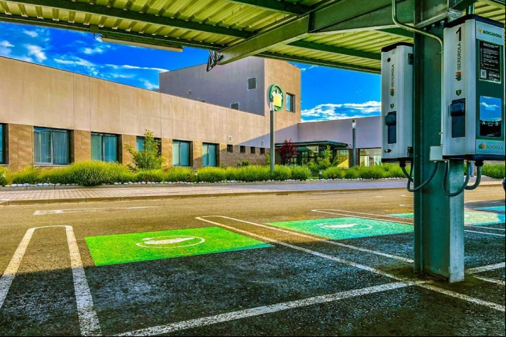 A Iberdrola, por meio de sua subsidiária na Espanha, instalou seus primeiros 2.000 pontos de recarga em supermercados e centros de trabalho do Mercadona.