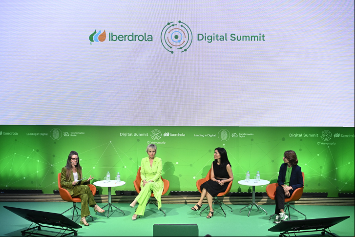 Participantes de una de la mesas del la X edición del Digital Summit de Iberdrola, con la responsable de Transformación Digital España de Iberdrola, y representantes de la ONU, de Microsoft y de Amazon Web Services (AWS).