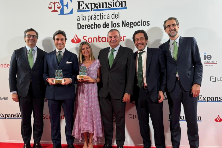 Da esquerda para a direita: Antonio Muñoz-Murillo (Serviços Jurídicos); David Mesonero (Desenvolvimento Corporativo); Rosario Baquero (Serviços Jurídicos); Justo Garzón (Serviços Jurídicos); Antonio Morales (Baker McKenzie) e Gonzalo Cerón (Serviços Jurídicos).