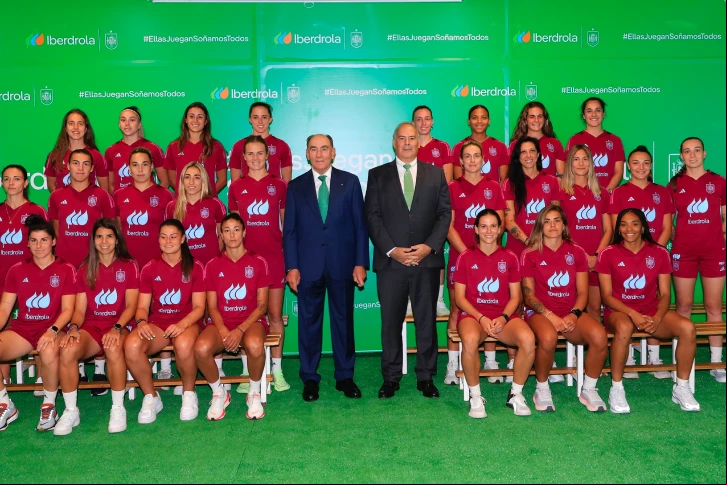 Galán incentiva a seleção feminina de futebol a repetir o sucesso da Austrália em Paris e Nova Zelândia