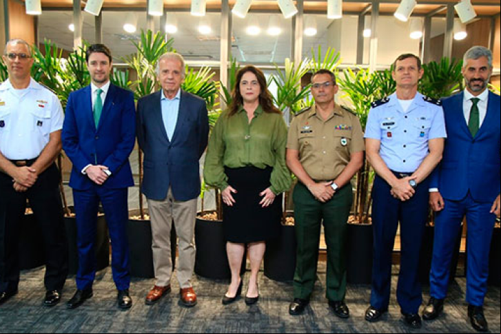 Da esquerda para a direita: o Contra-Almirante, Souza Júnior, ao lado do CEO da Neoenergia, Eduardo Capelastegui; o ministro da Defesa, José Mucio Monteiro; a vice-presidente da Neoenergia, Solange Ribeiro; o General de Exército Oliveira e o Brigadeiro do Ar Hoffmann.