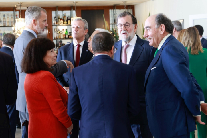 Na foto, Ignacio Galán, presidente da Iberdrola, com o rei Felipe VI; Mariano Rajoy, ex-primeiro-ministro da Espanha; Cristina Narbona, deputada do Congresso da Espanha, e Alfonso Rueda, presidente da Xunta de Galicia