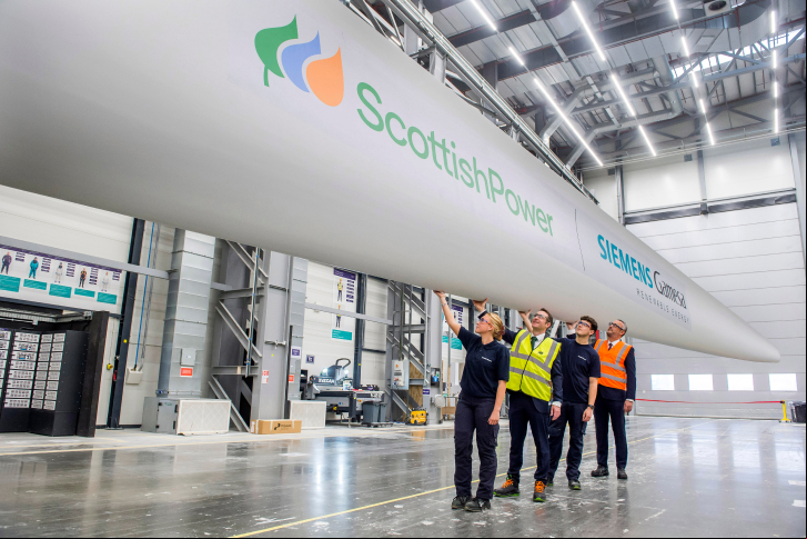 As pás de 115 metros de comprimento serão fabricadas na fábrica de pás eólicas da Siemens Gamesa, que atualmente emprega cerca de 1.300 pessoas.