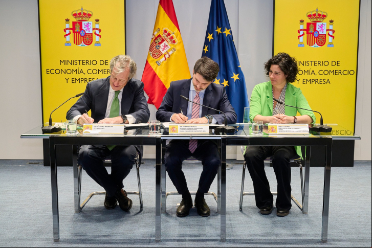 José Sainz Armada, Director of Finance, Control and Corporate Development (CFO) of Iberdrola; Antonio Lorenzo, Head of the EIB's Corporate Finance Division in Spain; and Inés Carpio San Román, Director General of International Finance of the Treasury.