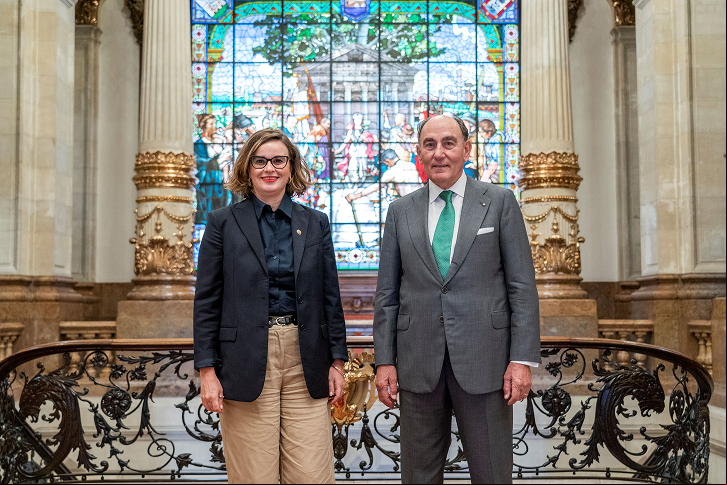 Ignacio Galán, presidente executivo da Iberdrola, com Elixabete Etxanobe, deputada geral de Bizkaia.