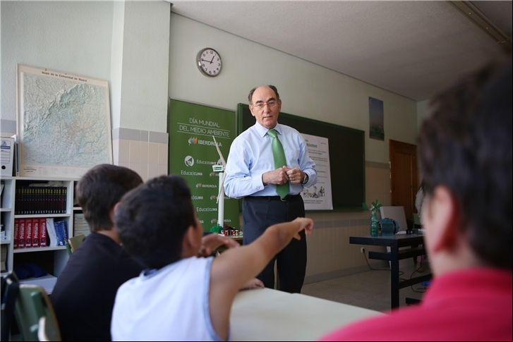 Ignacio Galán, presidente del grupo Iberdrola, con algunos de los beneficiarios del programa