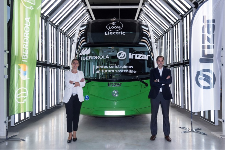 Raquel Blanco, Global Director of Smart Mobility at Iberdrola, and Rafael Sterling, CEO of Grupo Irizar.