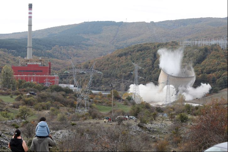 Voladura de la torre de refrigeración de la central térmica de Velilla del Río Carrión (Palencia).