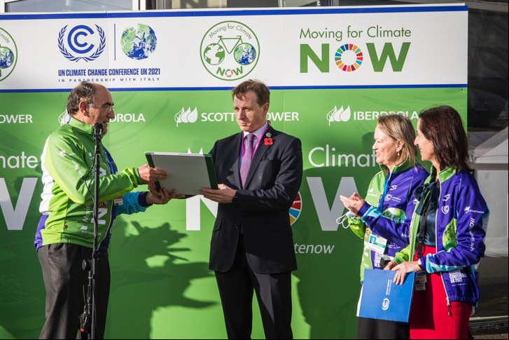 Ignacio Galán entrega al consejero delegado de la COP26, Peter Hill, el manifiesto de la alianza ciclista Moving for Climate NOW, promovida por Iberdrola, instando a la acción climática colectiva de todos los  de la sociedad.
