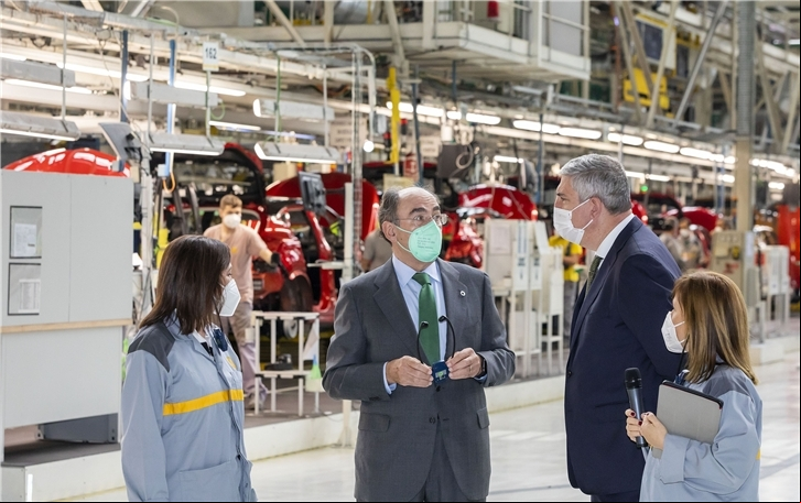 Ignacio Galán, presidente de Iberdrola, y José Vicente de los Mozos, director industrial de Grupo Renault y presidente-director general de Renault Iberia, en la firma del acuerdo esta mañana en las instalaciones de la Factoría de Carrocería y Montaje de Renault en Valladolid