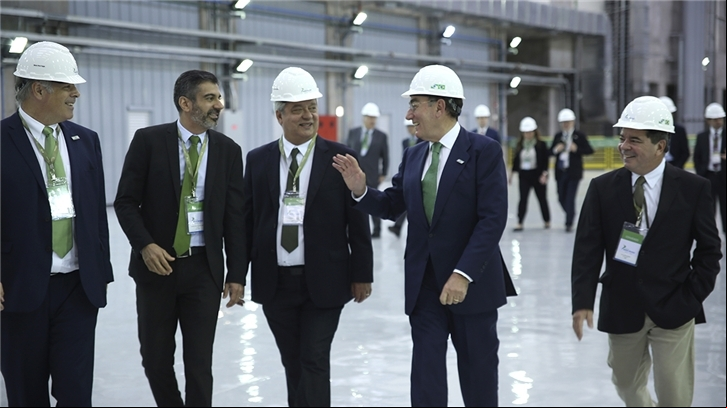Ignacio Galán, presidente de Iberdrola, con empleados de Neoenergia en la inauguración de la central hidroeléctrica Baixo Iguaçú