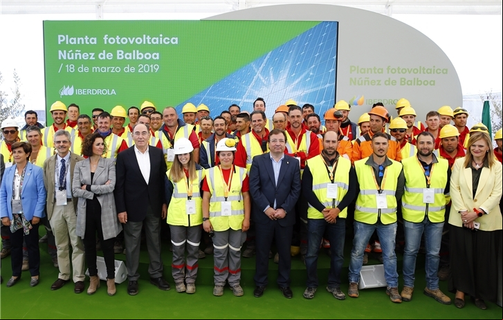 Acto de colocación de la primera piedra del  inaugural de la planta fotovoltaica de Núñez de Balboa