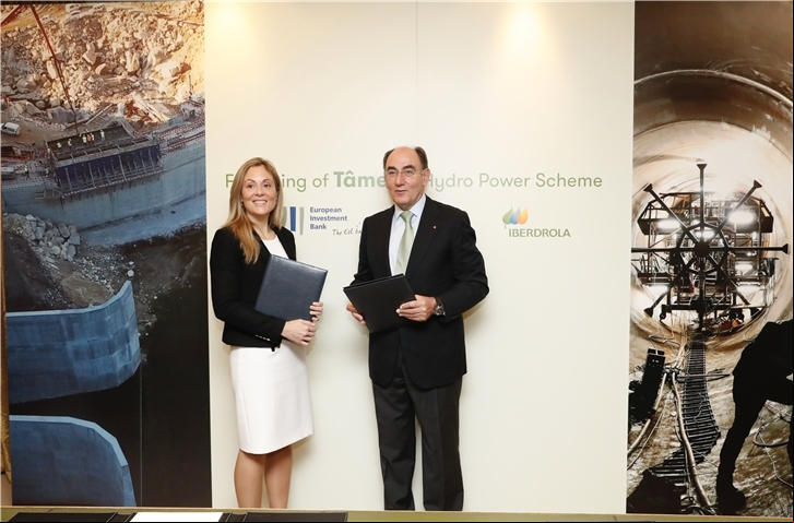 La vicepresidenta del BEI, Emma Navarro, y el presidente de Iberdrola, Ignacio Galán, esta mañana en Madrid.