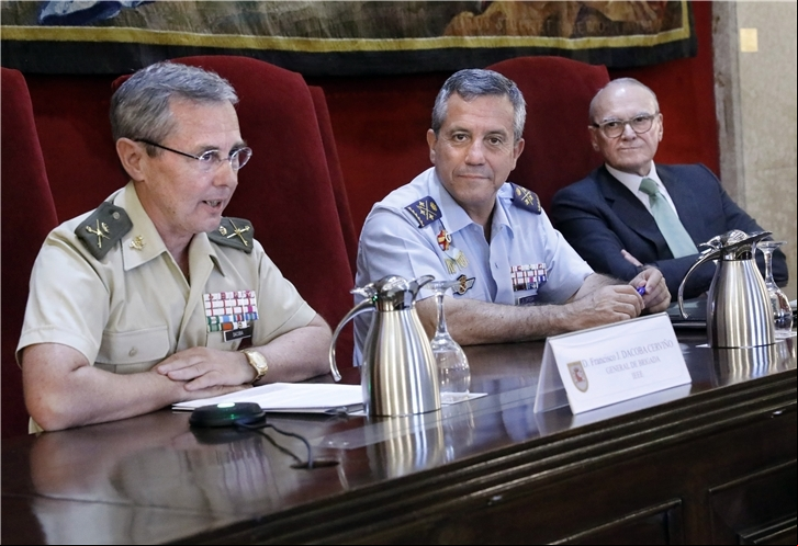 De izquierda a derecha, el director del IEEE, el general de brigada Francisco José Dacoba Cerviño, el director del Ceseden, el teniente general Rafael Sánchez Ortega, y el secretario del Consejo de istración de Iberdrola, Julián Martínez-Simancas.