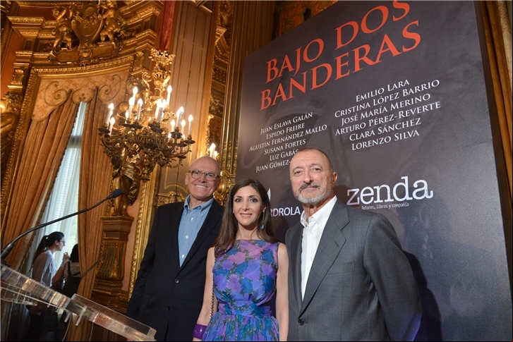 Arturo Pérez-Reverte presenta el libro ‘Bajo dos banderas’, editado por 
Zenda e Iberdrola