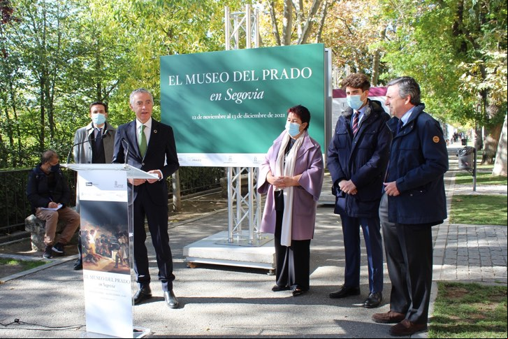 El viceconsejero de Cultura de la Junta de Castilla y León, Raúl Fernández Sobrino; el presidente de la Fundación Iberdrola España, Fernando García; la alcaldesa de Segovia, Clara Luquero de Nicolás, Alberto Espinar, concejal de cultura del consistorio, y el director adjunto de Conservación e Investigación del Museo Nacional del Prado, Andrés Úbeda de los Cobos.