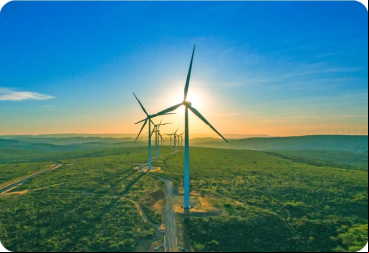 Molinos de viento en una pradera verde